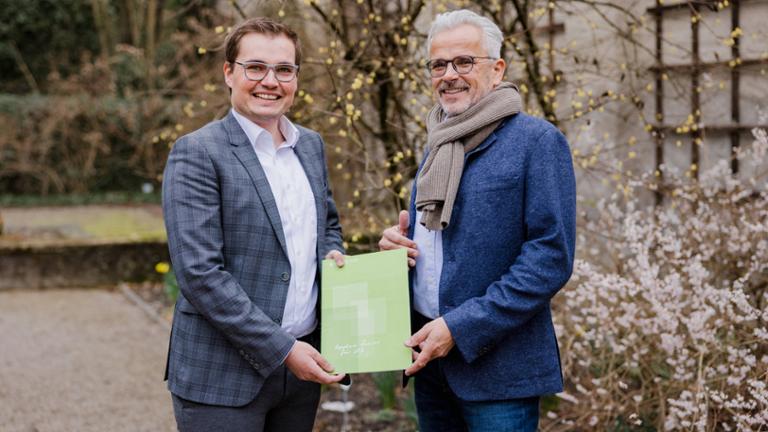 Zukunftsweisendes Dokument: Prof. Dr. Florian Haselbeck (l.) bekommt von HSWT-Präsident Dr. Eric Veulliet die Ernennungsurkunde überreicht. © Josef Gankofer/HSWT