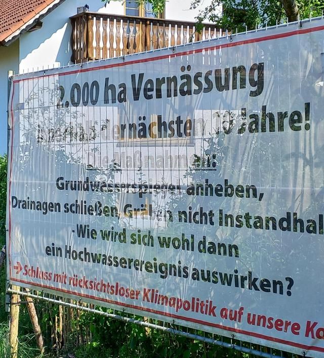 2000 Hektar vernässen - dieser Plan stößt nicht überall auf Gegenliebe. Dieses Transparent etwa ist in Achhäuser (Königsmoos) zu sehen.