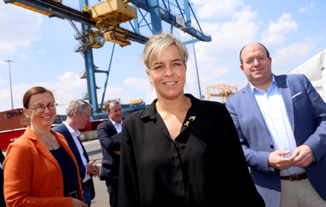 duisport-CEO Markus Bangen freute sich über den Besuch von NRW-Wirtschaftsministerin Mona Neubaur (Mitte) und Prof. Dr. Barbara Albert, Rektorin der Universität Duisburg-Essen, auf dem 5G-Pilotareal auf logport I in Duisburg-Rheinhausen (Foto: Marco Stepniak / duisport)