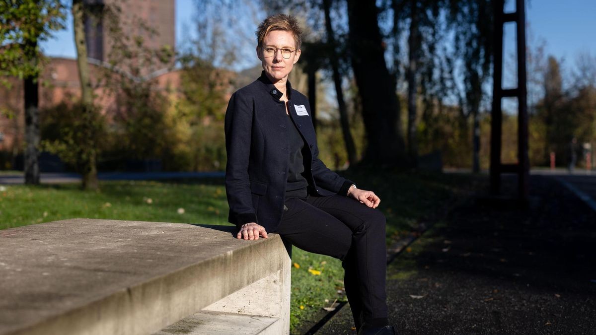 Die Zellbiologin Kathrin Thedieck will herausfinden, wie Umweltgifte miteinander reagieren und eine Krebstherapie beeinflussen. Sie forscht dazu zusammen mit Kollegen aus anderen Fachrichtungen am Research Center One Health Ruhr. © FUNKE Foto Services | Lars Heidrich